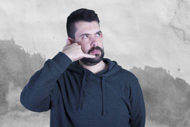 Beyaz adam el telefon görüşmesi ile el hareketi