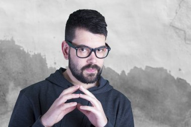 siyah gözlüklü gri duvar karşı ciddi düşünen adam portresi 