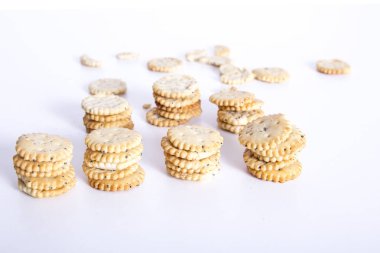 Beyaz arka plan üzerinde izole çerezleri yığınları 