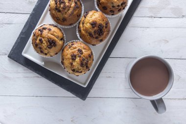 plaka, tablo Kupası ve kakao içki ile ev yapımı çikolata cupcakes üstten görünüm