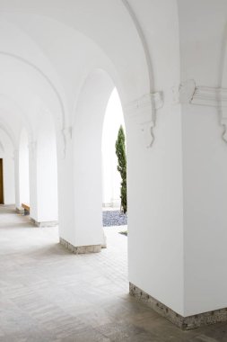 beyaz bina ve sütun kemer koridor 