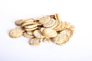 Beyaz arka plan üzerinde izole yuvarlak kurabiye 