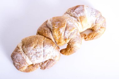 kruvasan Studio beyaz yüzey üzerine pudra şekeri ile Fransız 