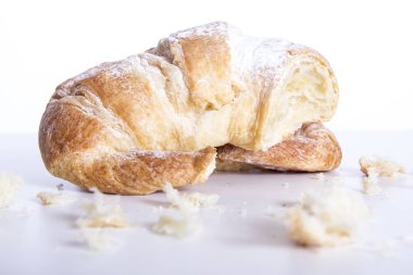 Pudra şekeri ile taze sıcak Fransız ay çöreği 