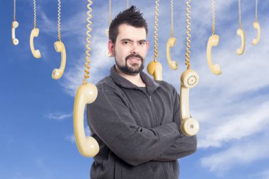 adam asılı eski moda telefon poz ve kameraya bakarak yakışıklı çevrili 