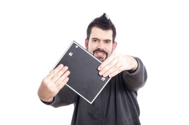 Beyaz adam holding gri konuşma balonu kurulu kopya alanı için gülümseyen