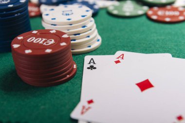 Casino yeşil masa yongaları ve kartları ile 