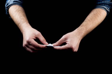 Erkek el origami kağıt uçak yapma resim kırpılmış