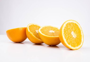 turuncu meyveler beyaz Studio, portakal dilimleri Böl