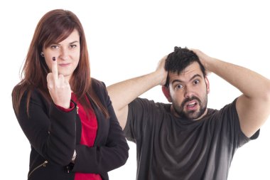 Deli kadın orta parmak hareketi gösterilen süre kamera bakarak baş, el ele tutuşarak adam hayran