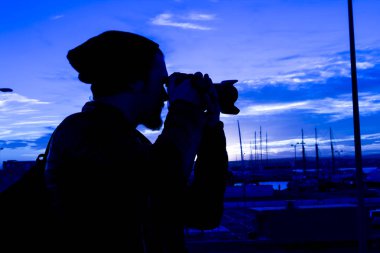 fotoğraf makinesi ile fotoğraf çekmeye akşam günbatımı gökyüzü ve şapkalı adam güzel mavi 