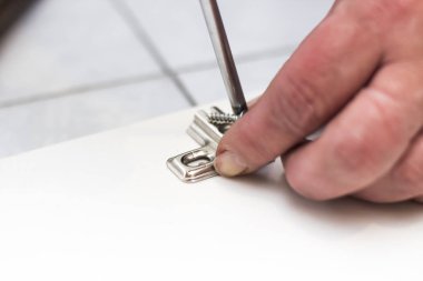 Kapıyı tamir ederken tornavida aracını kullanarak marangoz kişinin yakın çekim 