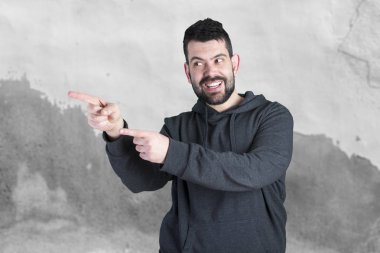 Sol tarafta seyir ve uzak parmakları işaret mutlu gülümseyen adam portresi 