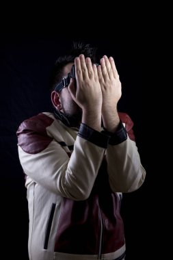 karanlık stüdyo ve ellerle eller ve gözler kapsayan VR giyen korkan adam gözlük 