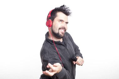 Holding ve mikrofon Studio şarkı komik gülümseyen Kafkas şarkıcı adam 