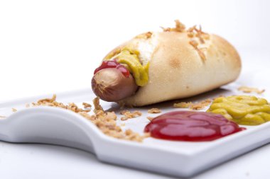 hardal ve ketçap plaka üzerinde sosisli 