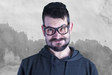 siyah gözlüklü komik aptal adam portresi 