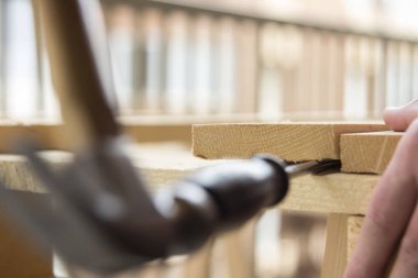 marangoz ahşap mobilya tornavida ile bina kısmi görünümü