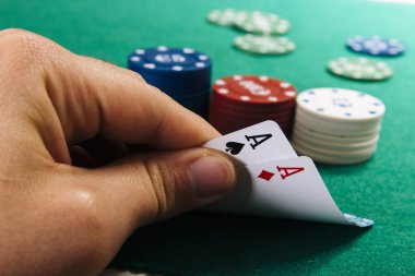 kısmi fişleri ile yeşil casino masada kartları tutan el görünümünü