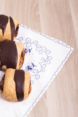 peçete ve haddelenmiş çikolata pişmiş kek içeren tablo