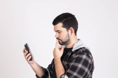 Beyaz adam holding hesap makinesi beyaz stüdyo ve sayma, matematik kavramı