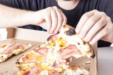 adamın pizza kutusu Studio resim kırpılmış, yakın çekim