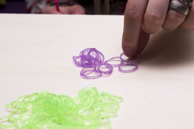 kısmi görünümünü bilezik yapımı lastik bantlar kullanan kadın