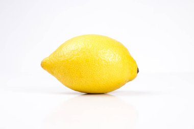 Studio beyaz arka plan üzerinde bir bütün ekşi sarı limon 