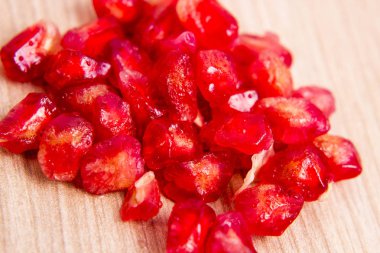 Ahşap zemin üzerine nar taneleri