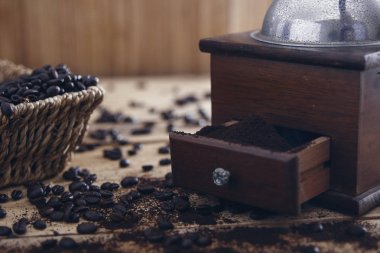 Kavrulmuş kahve çekirdekleri vintage kahve değirmeni, yakın çekim