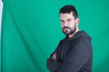 silah ile yeşil duvar karşı ciddi düşünceli insan portresi geçti