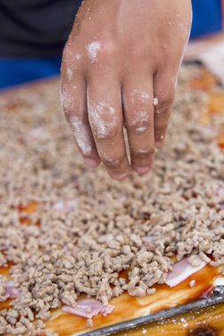 Şef pizza etli hazırlanıyor