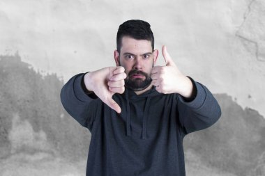 gösterilen adam aşağı harman ve thumbs up 