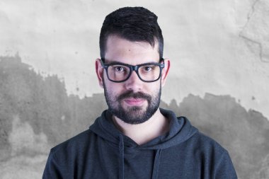 siyah gözlüklü gri duvar karşı ciddi adam portresi 