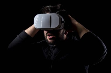 karanlıkta, sanal gerçeklik simülasyon VR giyen korkmuş adam gözlük