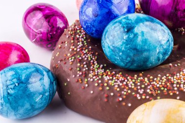 renkli parlak Paskalya yumurtası kahverengi pişmiş pasta 