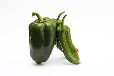 Beyaz arka planda taze yeşil biber