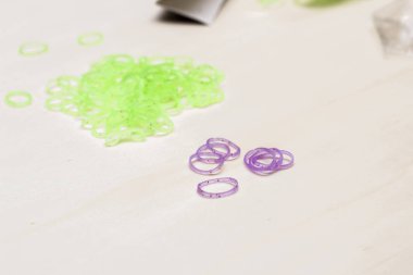 Mor ve yeşil lastik Bileklik bantlar beyaz masada 