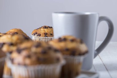 tablo ile gri çay bardağı ve cupcakes