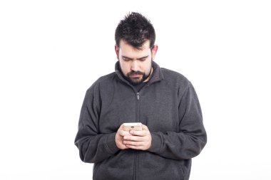 Beyaz adam cep telefonuyla beyaz arka plan