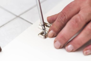 Kapıyı tamir ederken Tornavida Aracı kullanan kişi marangoz 