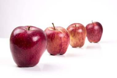 satır beyaz zemin üzerine kırmızı elma