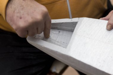 adam çalışma ve teknenin mock-up bina resim kırpılmış, kapatmak