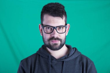 yeşil duvar karşı ciddi düşünceli insan portresi 