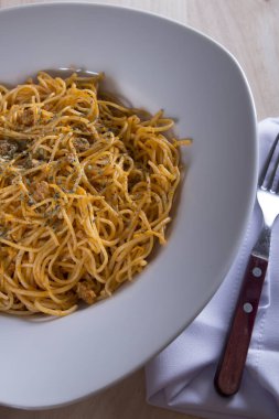 Lezzetli makarna, erişte beyaz tabak ve çatal