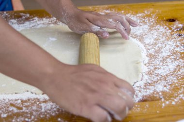 Şef adam el mutfak ahşap oklava ile hamur hazırlama kısmi görünümü