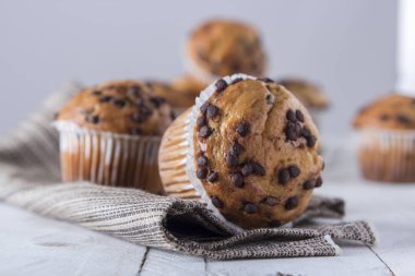 Cupcakes çikolata parçaları ile dekore edilmiş kapatmak