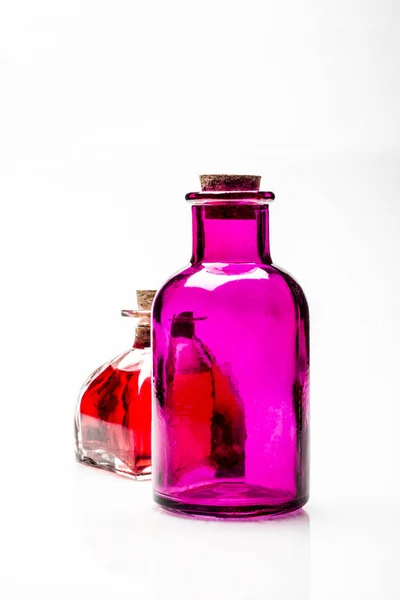 Bottiglie Colorate Con Tappi Legno Isolati Sfondo Bianco — Foto Stock