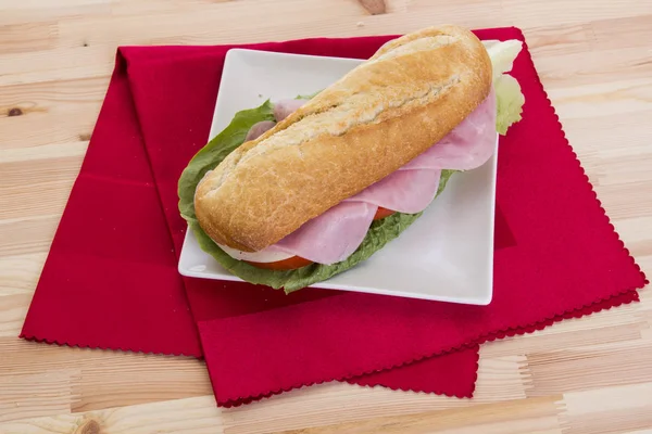 테이블에 냅킨에 나뭇잎 베이컨 고기와 샐러드와 샌드위치 — 스톡 사진
