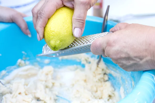 Persona Che Prepara Impasto Utilizza Plane Grater Con Limone Scorza — Foto Stock